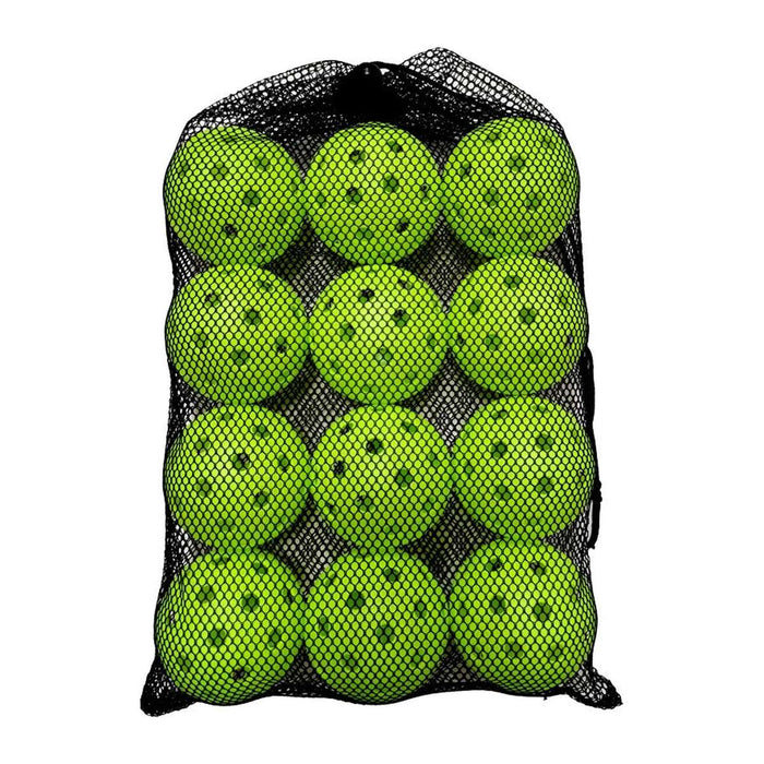 Zwölf grüne Pickleball-Bälle im schwarzen Netzbeutel