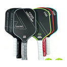 Drei Pickleball-Schläger aus Carbon mit zwei Bällen