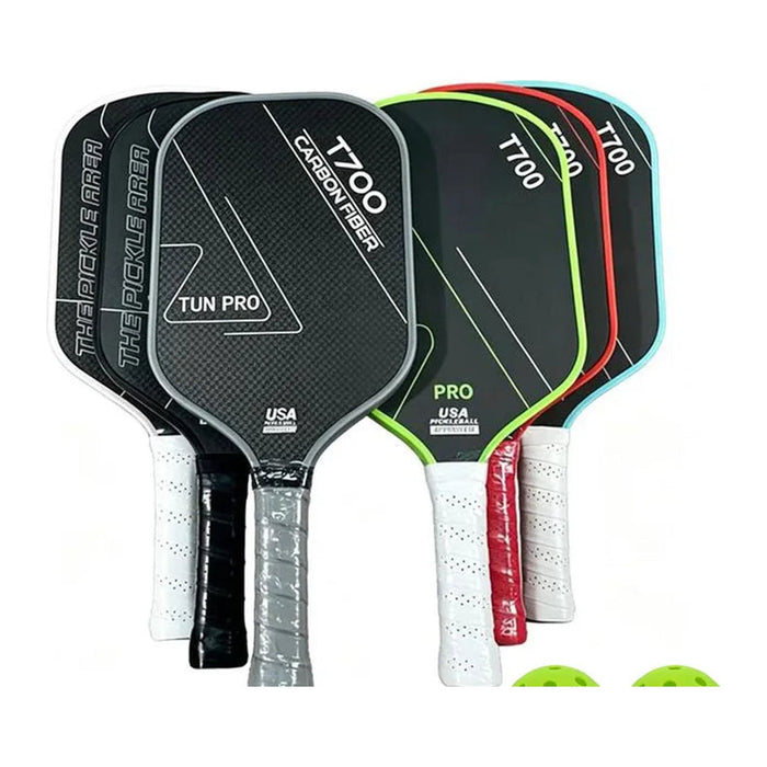 Drei Pickleball-Schläger aus Carbon mit zwei Bällen