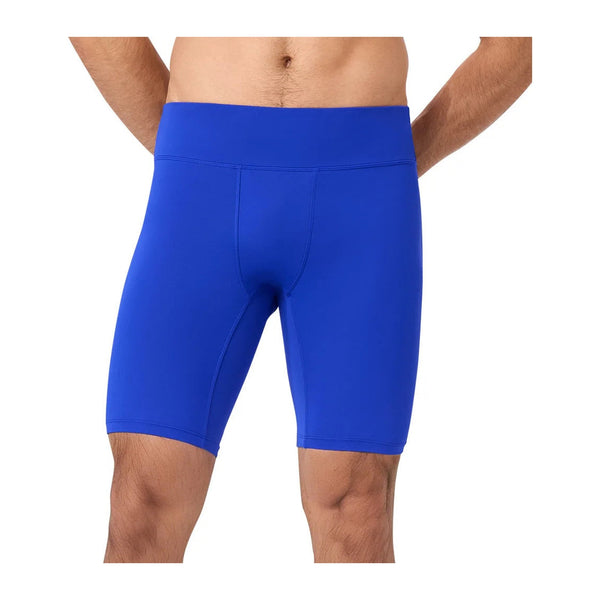Kurze Sporthose für Herren in Blau, eng anliegend, am Model getragen
